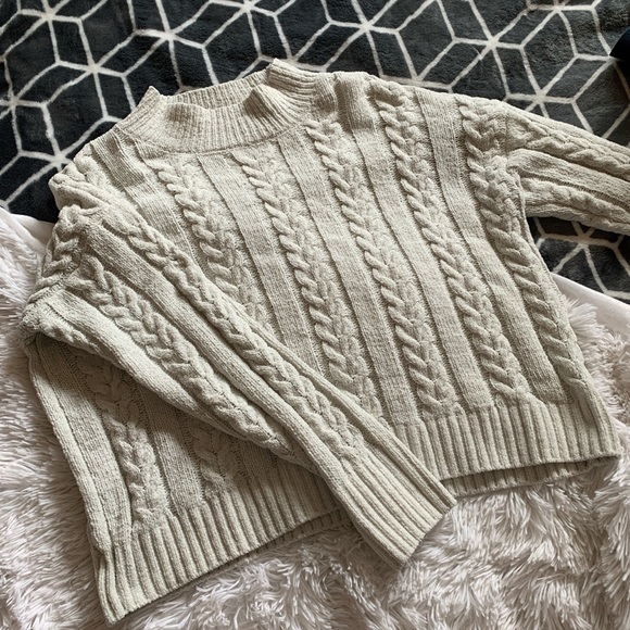 White knit sweater - Picture 1 of 3